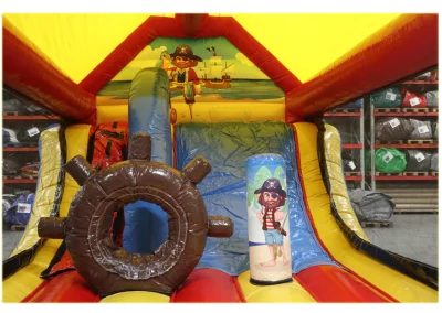 iNterieur chateau gonflable pirate avec jeux